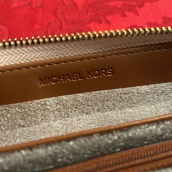 Brand New Michael Kors Large Vanilla Center Stripe Zip Around Wristlet Wallet - Picture 14 of 16